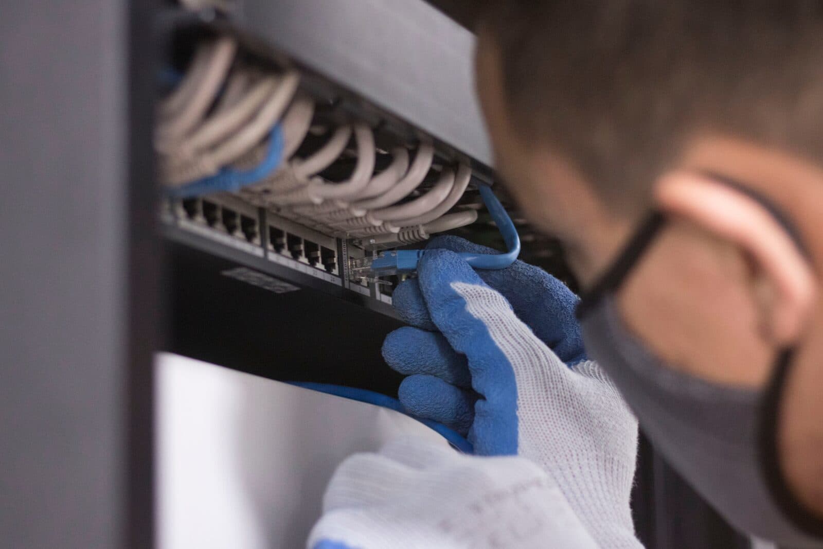 Técnico de Ingroup conectando cableado estructurado.
