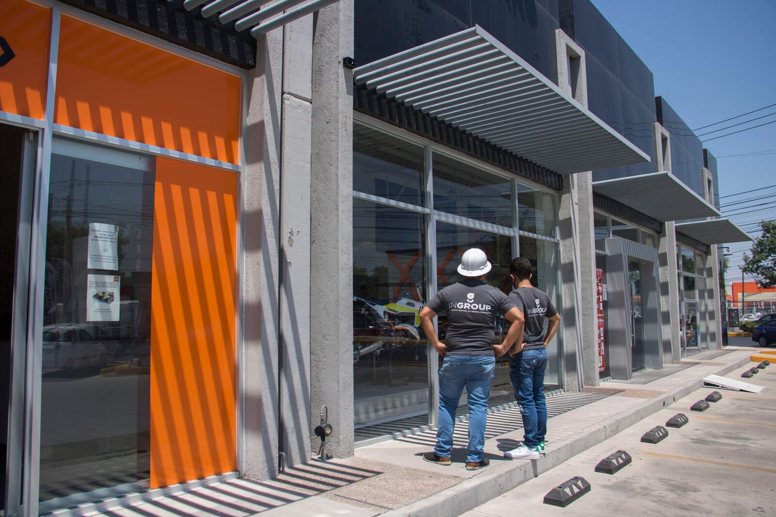 Equipo de Ingroup trabajando en la instalación exterior de un proyecto.