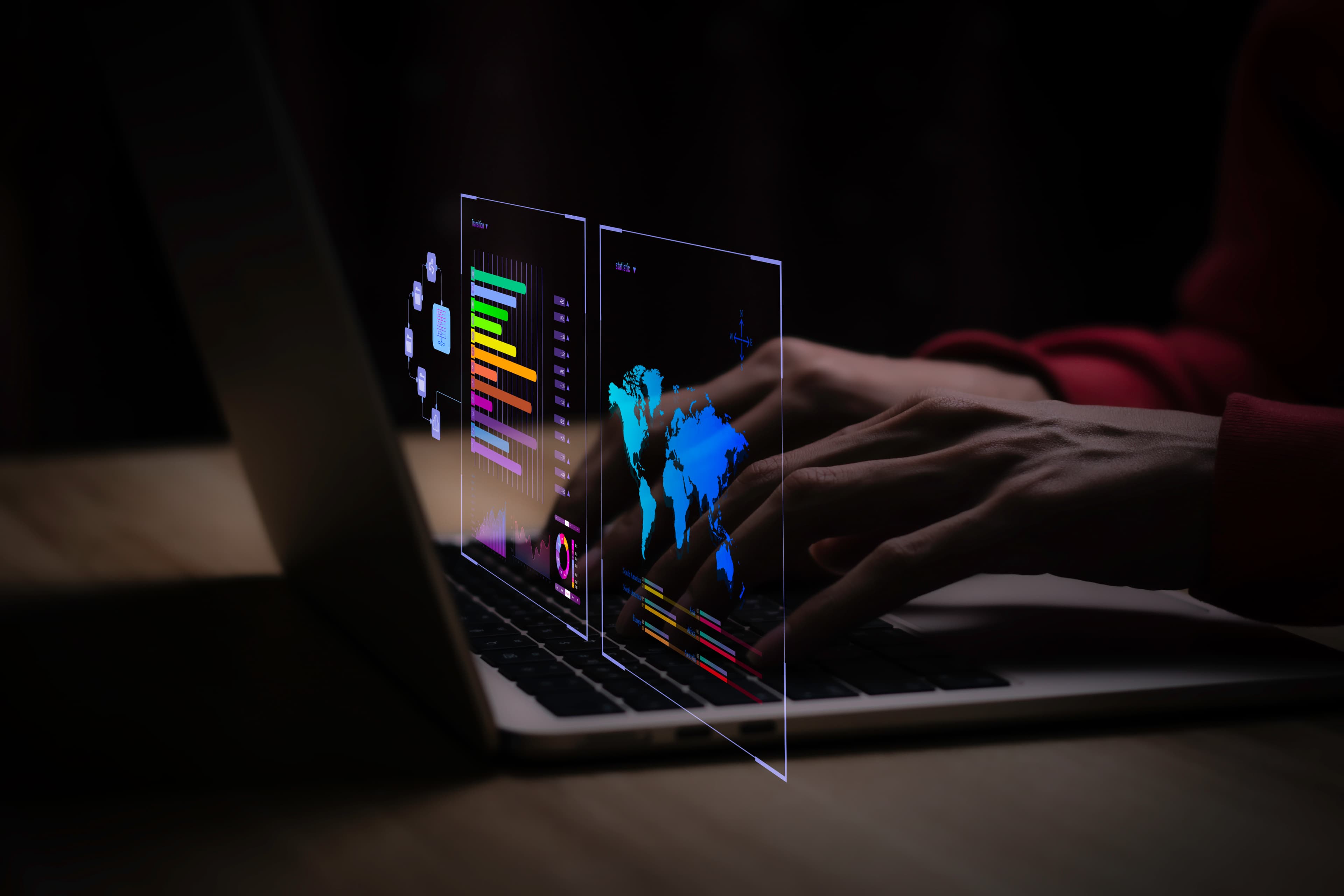 Panel de analítica y operación proyectado sobre una laptop.